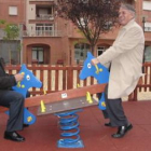 José Miguel Palazuelo y Francisco Álvarez estrenan uno de los juegos infantiles de la calle de Romer