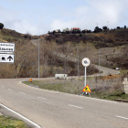 Una acera completará el vial de acceso desde el centro de Carbajal a Monteleón. MARCIANO PÉREZ