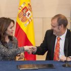 Clemente y Rey, ayer, durante la firma del acuerdo. R. GARCÍA