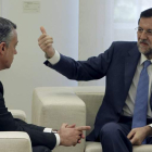 El presidente del PNV, Íñigo Urkullu, conversa con Mariano Rajoy.