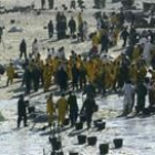 Miles de voluntarios trabajaban ayer en las playas gallegas; en la imagen, la de Figueiras
