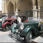 Los automóviles, en la plaza de la Catedral, en León