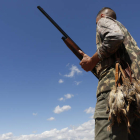 Un cazador en el inicio de la media veda de caza en Regueras de Arriba. FERNANDO OTERO