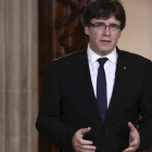 Puigdemont durante la declaración institucional desde el salón Mare de Déu de Montserrat del Palau de la Generalitat. J. BEDMAR PASCUAL