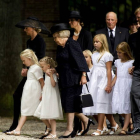 Varios miembros de la familia real holandesa caminan hacia la iglesia de Stilp, junto al castillo de Lage Vuursche, para asistir al funeral del príncipe Friso.
