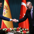 Sánchez y Erdogán se saludan ayer en Ankara, durante el viaje oficial del presidente del Gobierno español a Turquía. STRINGER