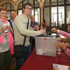 Votantes en Igualada.