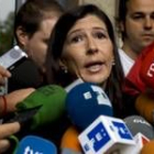 Juana Gálvez, la secretaria judicial, leyó el comunicado a las puertas de la Audiencia de Sevilla