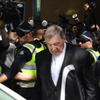 El cardenal George Pell sale del tribunal de Melbourne.