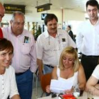 Parte de la delegación leonesa esperaba ayer en el aeropuerto de León el vuelo a Valencia