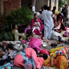 Ciudadanos pakistanís socorren a víctimas del atentado suicida de Peshawar.