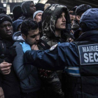 Momentos de tensión durante el desalojo de migrantes y refugiados en un campamento en París.