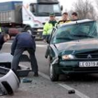 Operarios de una funeraria cierran el féretro con el fallecido en este tráfico accidente en Mansilla