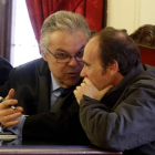 Miguel Ángel Muñoz Blas habla con su abogado durante el juicio.