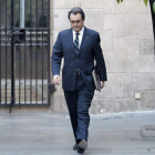 Artur Mas atraviesa el patio del Palacio de la Generalitat.