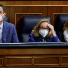 Pedro Sánchez, Nadia Calviño y Yolanda Díaz, ayer en el Congreso. JAVIER LIZÓN