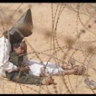 Esta imágen de un iraquí confinado en un campo de prisioneros de Nayaf ha ganado el premio a la foto del año en el World Press Photo 2003