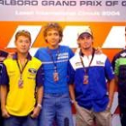 Valentino Rossi, en el centro de la imagen, posa en el circuito de Qatar