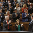 Rajoy saluda a los diputados de su grupo que le aplauden tras concluir el discurso con el         que inició el debate.