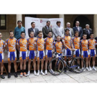 Parte de los integrantes ciclistas del Diputación junto a representantes de la institución provincial en la presentación de la escuadra.