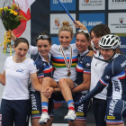 la francesa Ferrand-Prevot, en brazos del resto del equipo galo tras ganar el Mundial de Ciclismo de Ponferrada en la carrera de élite femenina