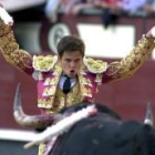 El diestro El Juli entrando a matar a uno de sus toros en la plaza de Las Ventas