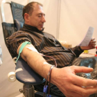 Un hombre dona su sangre en una de las campañas organizadas por la Hermandad. ANA F. BARREDO