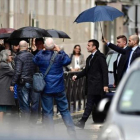 Macron camina por las calles de París, el jueves.