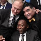 Putin, junto a Maradona y Pelé durante el sorteo del Mundial-2018.