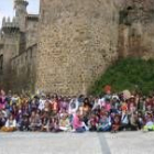 Los alumnos posaron con sus peculiares atuendos tras la visita al Castillo del Temple de Ponferrada