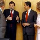 Mariano Rajoy habla con el Rey en presencia de la Reina, Acebes y Zaplana