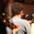 Jesús Naveira dirigiendo ayer uno de los ensayos de la Orquesta Sinfónica del Bierzo. ANA F. BARREDO