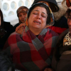 Los familiares se lamentan durante el funeral de Ayhan Arik, una de las 39 víctimas del ataque contra la sala ‘Reina’. SADAT SUNA