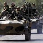 Una fila de tanques con tropas rusas se trasladan desde Tskhinvali (Georgia) hacia Rusia