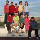 El grupo posaba con su entrenadora, ayer en el Colomán Trabado