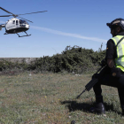 Un GRS de la Guardia Civil observa las maniobras del helicóptero con el que cuenta la unidad aérea en León. ARCHIVO