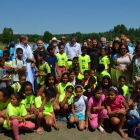 El grupo de niños saharauis que disfrutaron ayer de las piscinas de Valencia de Don Juan. MEDINA