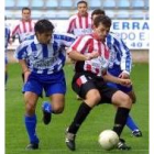 Luis Larios pelea un balón con el zamorano Paco Mije en el encuentro disputado ayer en el Toralín