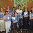 Las participantes de este taller posan en la Casa de Cultura de Navatejera con sus diplomas.