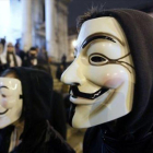 Protesta en Bruselas aludiendo a Anonymous.