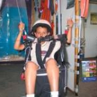 Un niño disfruta sentado en una silla de parapente, durante la pasada edición de la feria