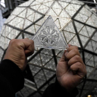Detalle de uno de los 2.668 triángulos de cristal de la bola de Times Square.  PETER FOLEY