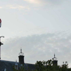 Vista de la bandera de Holanda a media asta en el edificio del Parlamento en La Haya, hoy.