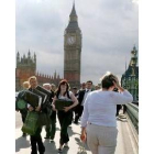 Londinenses, desconcertados, atravesando el puente de Westminster