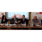 El presidente de Ferduero, Ángel, González y el director de Ventas de EDP, Juan García-Ovies, estrechan sus manos tras la firma. DL