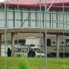Exterior de la cárcel de Mansilla de las Mulas con varios vehículos de la Guardia Civil