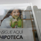 Un cartel publicitario sobre hipotecas en una entidad bancaria