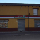 Supermercado de la localidad de Pobladura de Pelayo García, cerrado, a última hora de la tarde. MEDINA