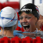 La rusa Yuliya Efimova celebra su nuevo récord mundial en una de las series clasificatorias de los 50 metros braza en Barcelona 2013.