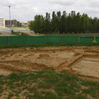 Imagen de los restos romanos con el vial que uniría La Lastra y Puente Castro al fondo.